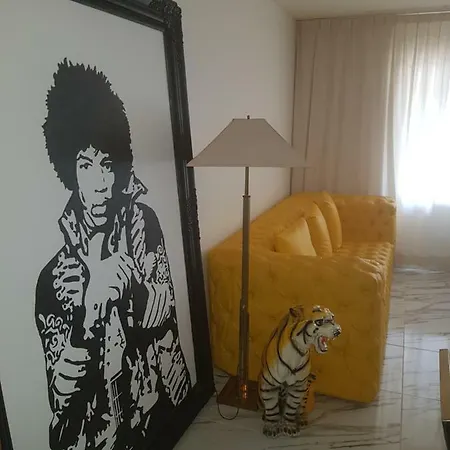 Lägenhet Yellow Couch *